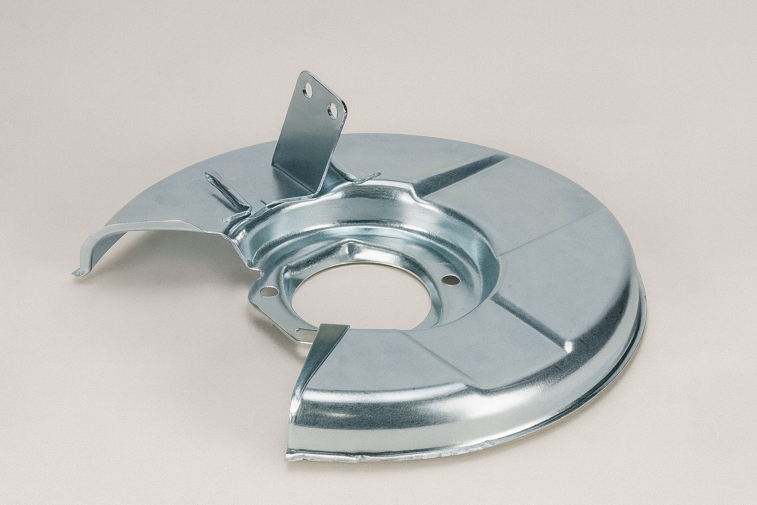 Bremseskjold venstre foran